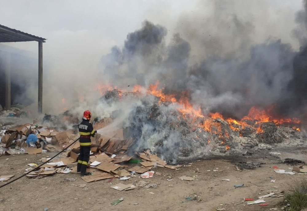 Incendiu violent la un depozit de deșeuri din Techirghiol