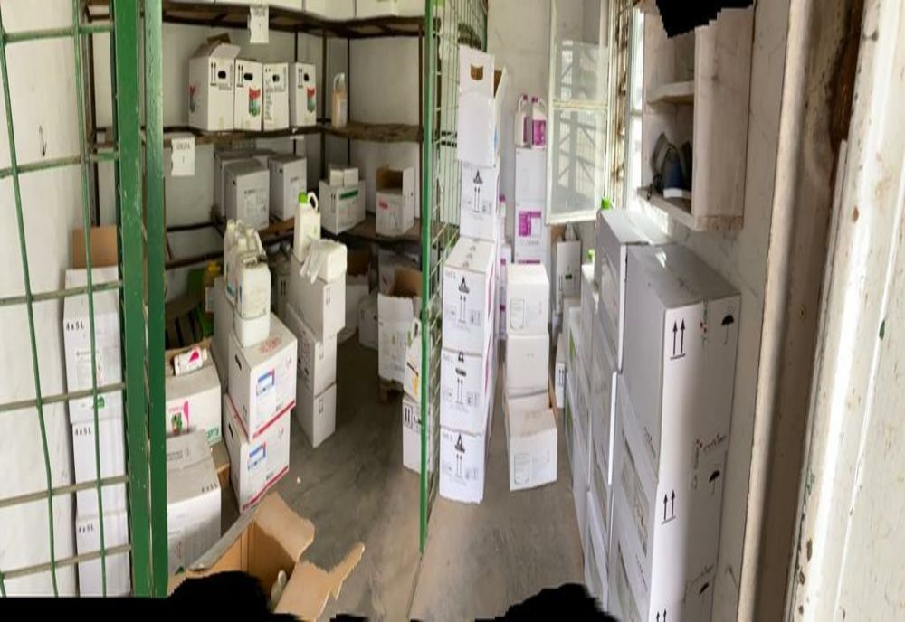 Pericol pentru mediu la Lehliu Gară.  Cantități impresionante de substanțe pentru protecția plantelor, expirate, găsite de polițiști 