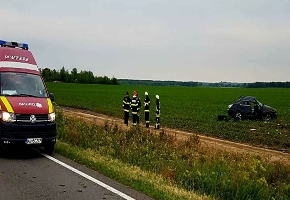 FOTO Şofer mort, după ce s-a răsturnat cu maşina