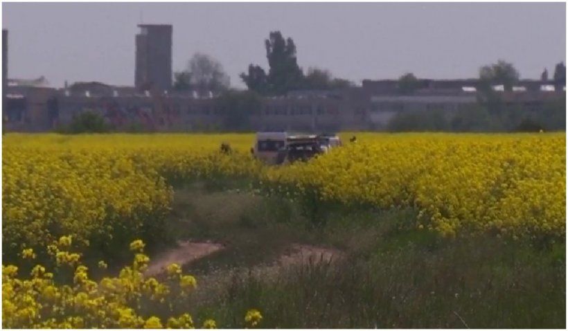 Rămăşiţe umane carbonizate, găsite în portbagajul unei maşini incendiate pe câmp