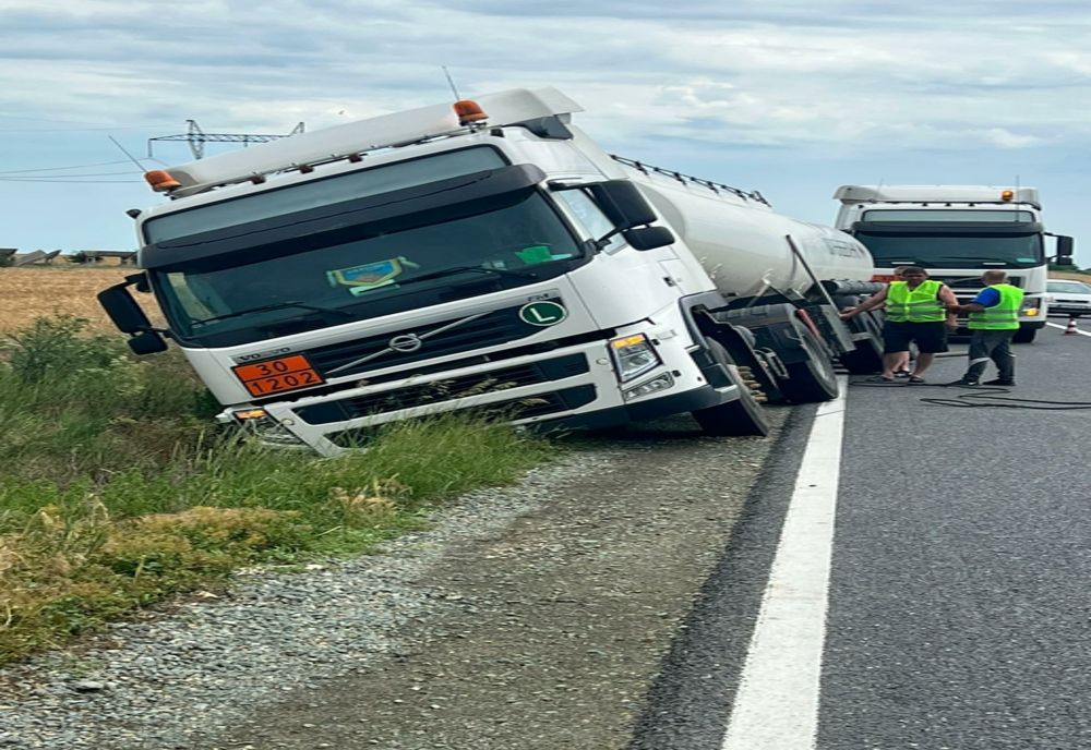 O cisternă plină cu motorină s-a răsturnat la Oituz