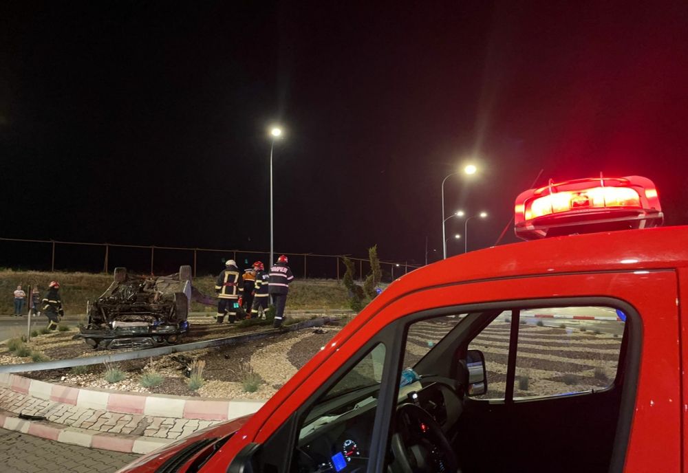 FOTO VIDEO S-a răsturnat cu mașina după ce „a luat” un sens giratoriu      