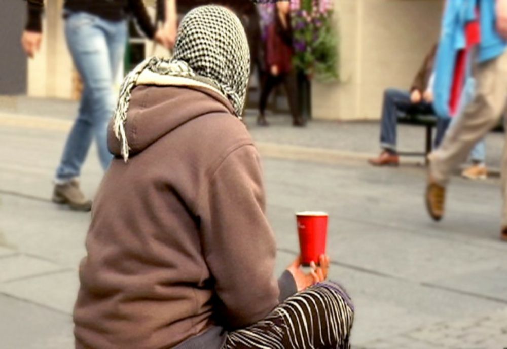 Un barbat s-a deghizat in femeie si si-a „amputat” mana pentru a castiga mai multi bani la cersit