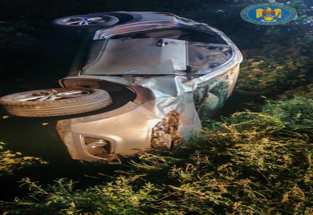 FOTO Victimă încarcerată într-o mașină răsturnată