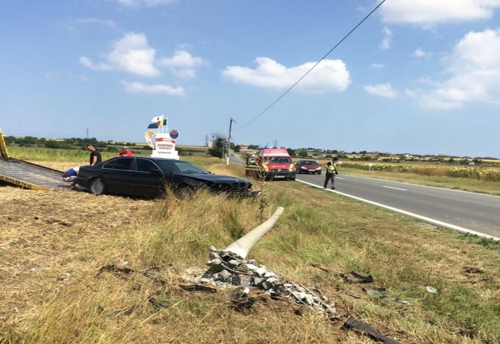 Autoturism intrat în stâlp