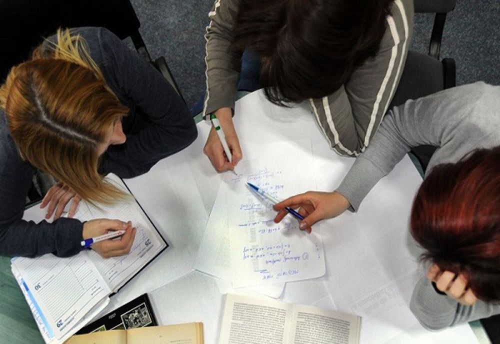 Profesorii încasează sume record din meditații. Un dascăl din vestul țării a obținut aproape 5.000 de euro într-o singură lună