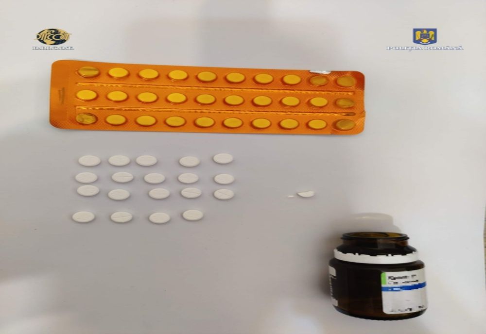 FOTO Droguri prin colet poștal. Adolescent de 16 ani reținut