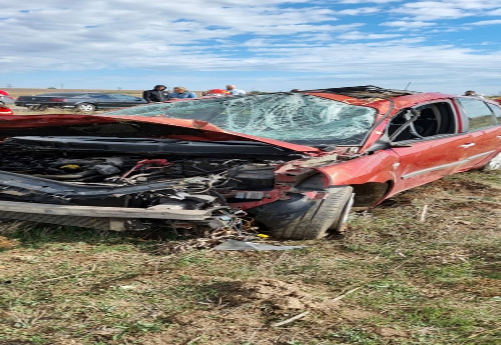 Cascadorie pe șosea. mașină răsturnată. Intervine elicopterul SMURD