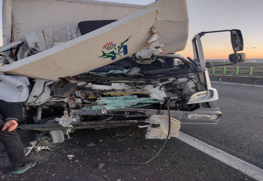 FOTO Impact violent între două camioane pe Autostrada A2. O persoană încarcerată