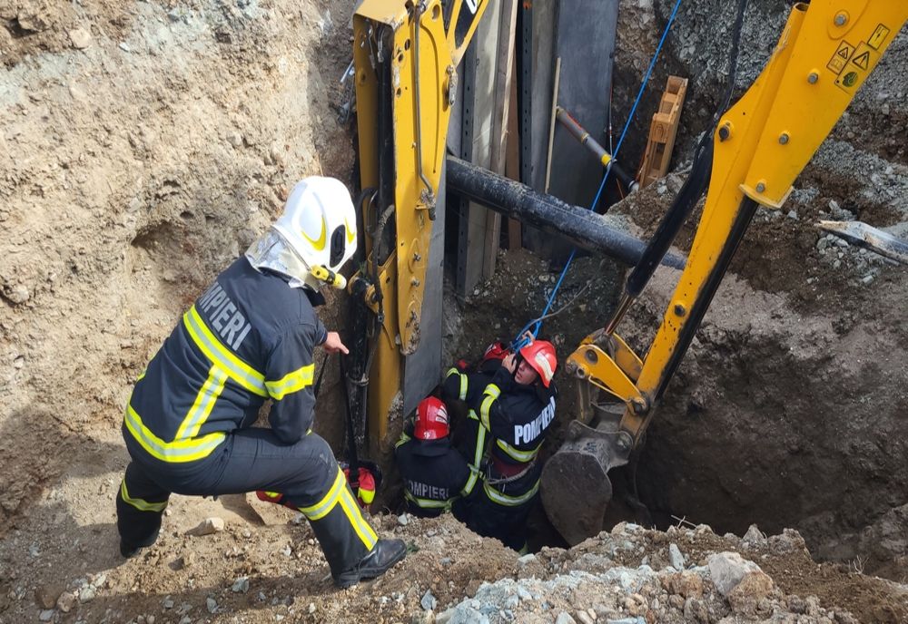 FOTO 30 de pompieri au luptat pentru a salva viața bărbatului prins sub un mal de pământ