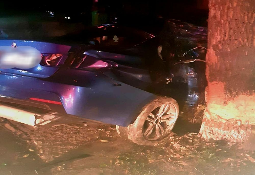 A intrat cu maşina într-un copac şi a murit pe loc