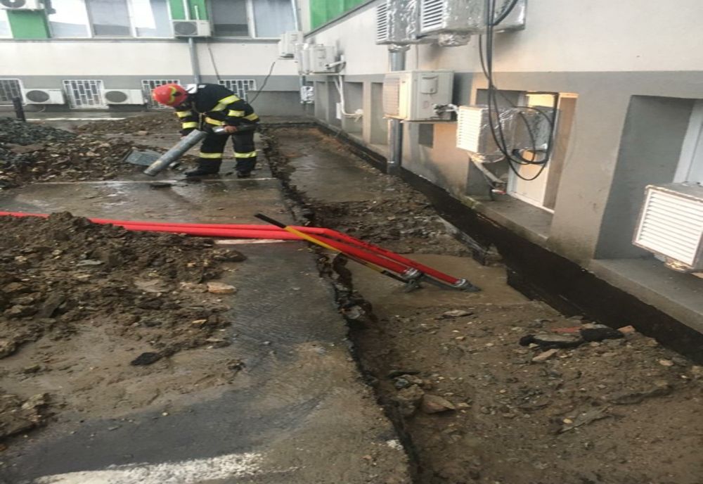 Ploaie torențială, subsoluri și curți inundate. Mesaj RO ALERT