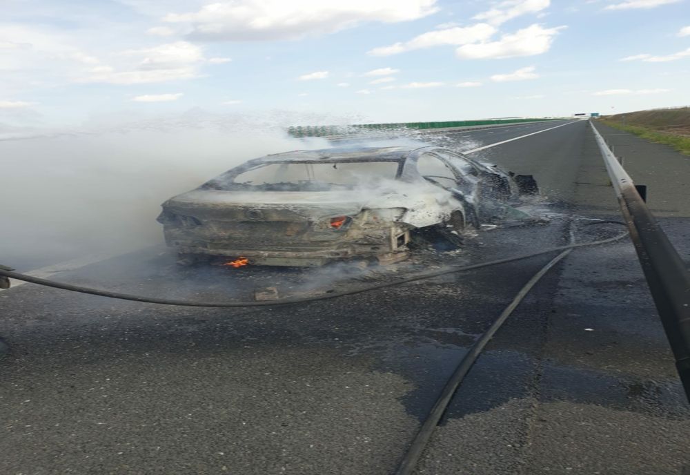 FOTO Mașină în flăcări pe Autostrada A2 București - Constanța