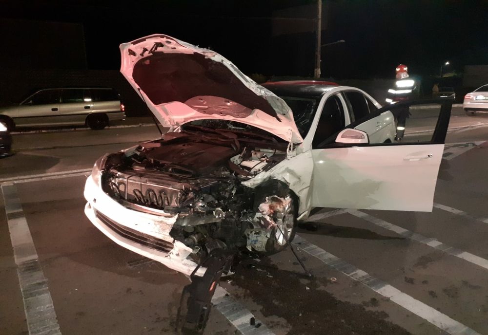 FOTO Trei mașini implicate într-un accident pe DN3. Două persoane la spital