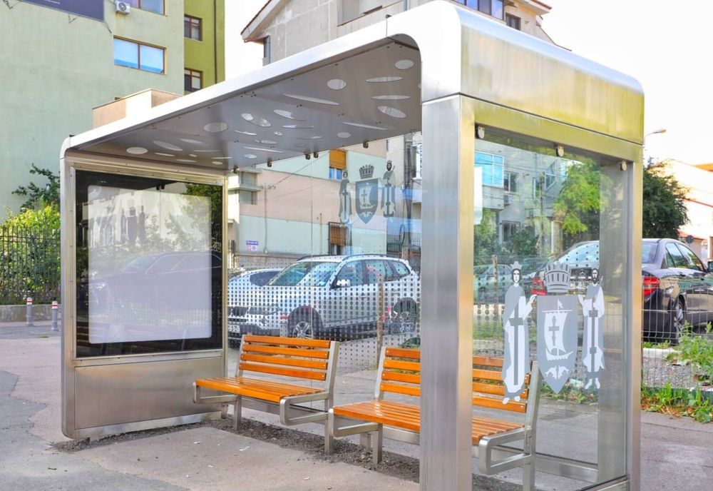 Continuă montarea refugiilor în stațiile de autobuz din Constanța 