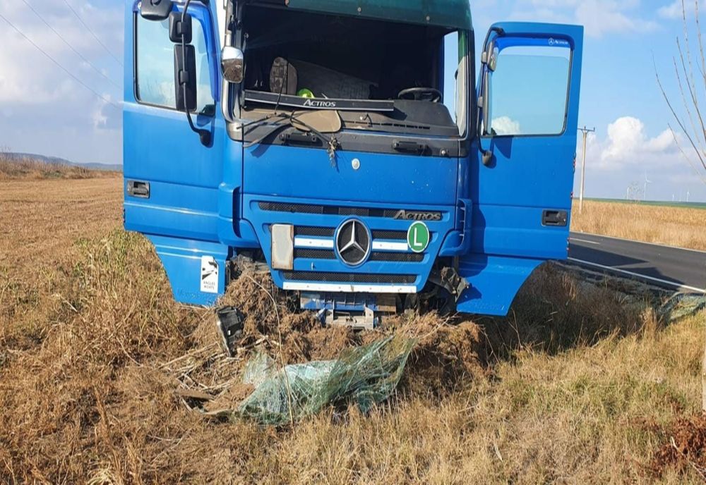 FOTO Alertă la pompieri, autocamion ieșit în decor. Scurgeri de combustibil