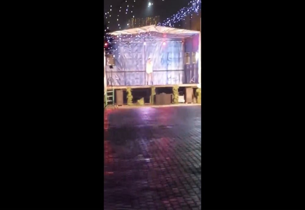 VIRAL. O artistă cântă la Târgul de Crăciun, fără spectatori