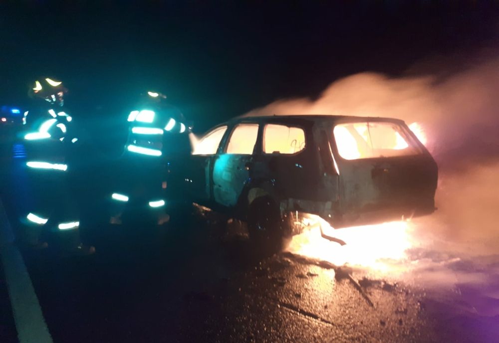 FOTO Mașină cuprinsă de flăcări, panică pe DN22