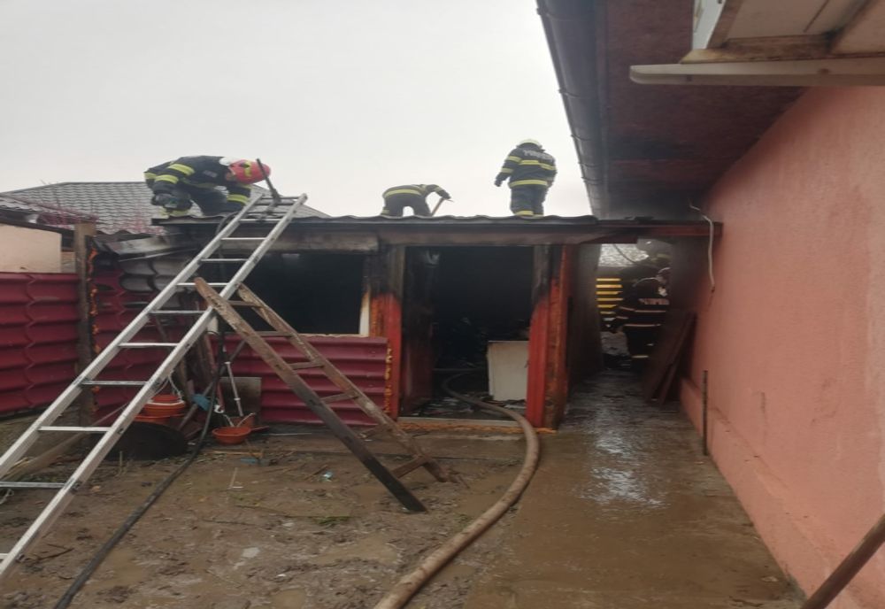 Incendiu anexă în Constanța. Intervin pompierii cu două autospeciale