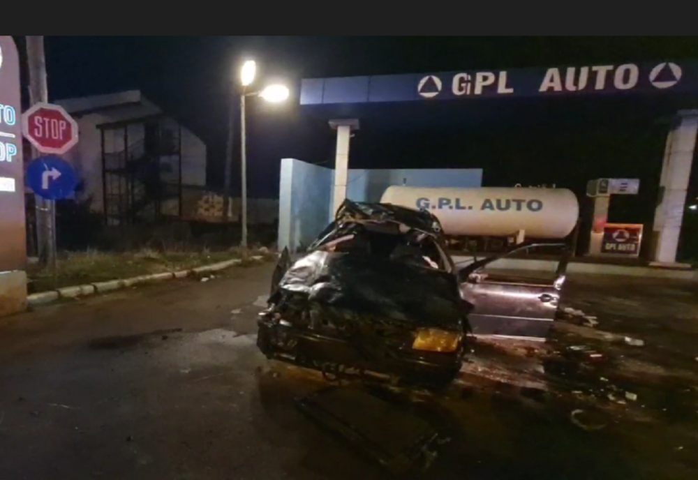 VIDEO A "luat" un giratoriu și s- a oprit într-o stație GPL unde a luat foc. Șoferul în stare gravă