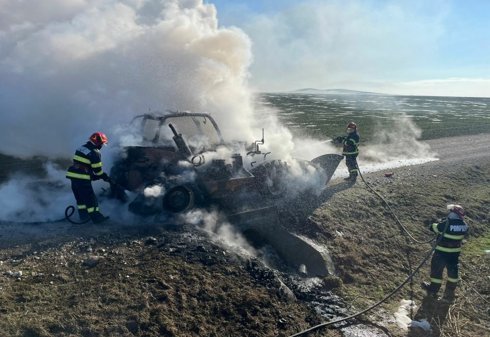 VIDEO Tulcea. Utilaj agricol făcut scrum în urma unui incendiu