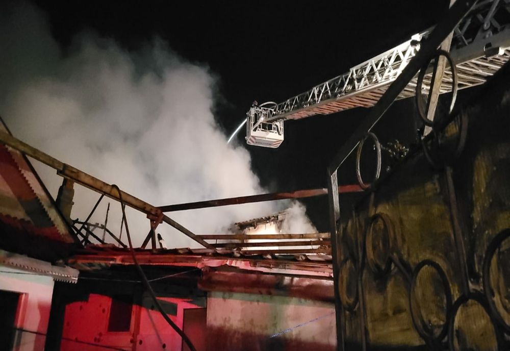 FOTO VIDEO Incendiu violent, casă în flăcări  