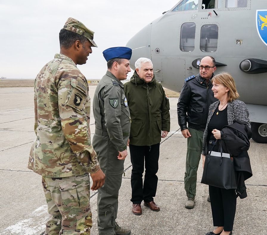FOTO Ministrul Tîlvăr și ambasadorul SUA în România, în vizită la Baza Aeriană Mihail Kogălniceanu