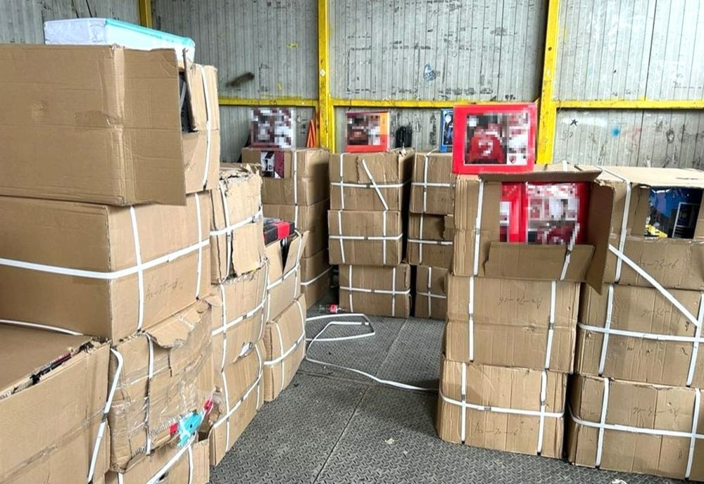 Lenjerii de pat contrafăcute, în valoare de 700.000 lei, depistate în Portul Constanța 