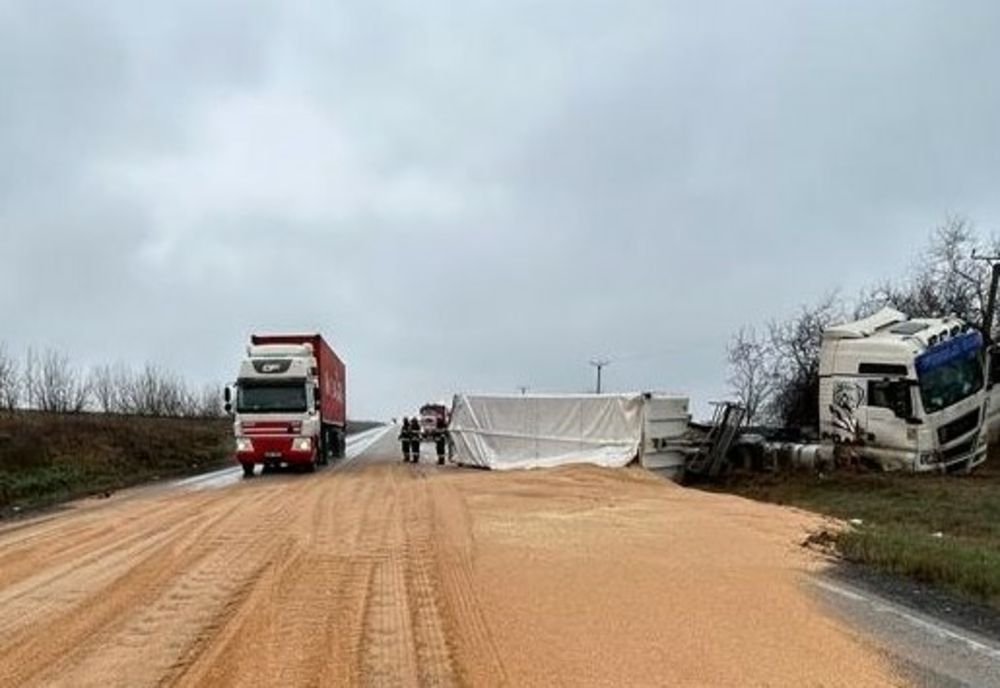 FOTO TIR încărcat cu cereale, răsturnat pe DN2A