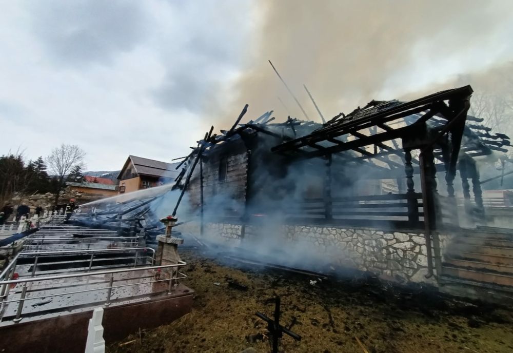 VIDEO/Biserică din lemn veche de 300 de ani din Borșa, făcută scrum de un incendiu