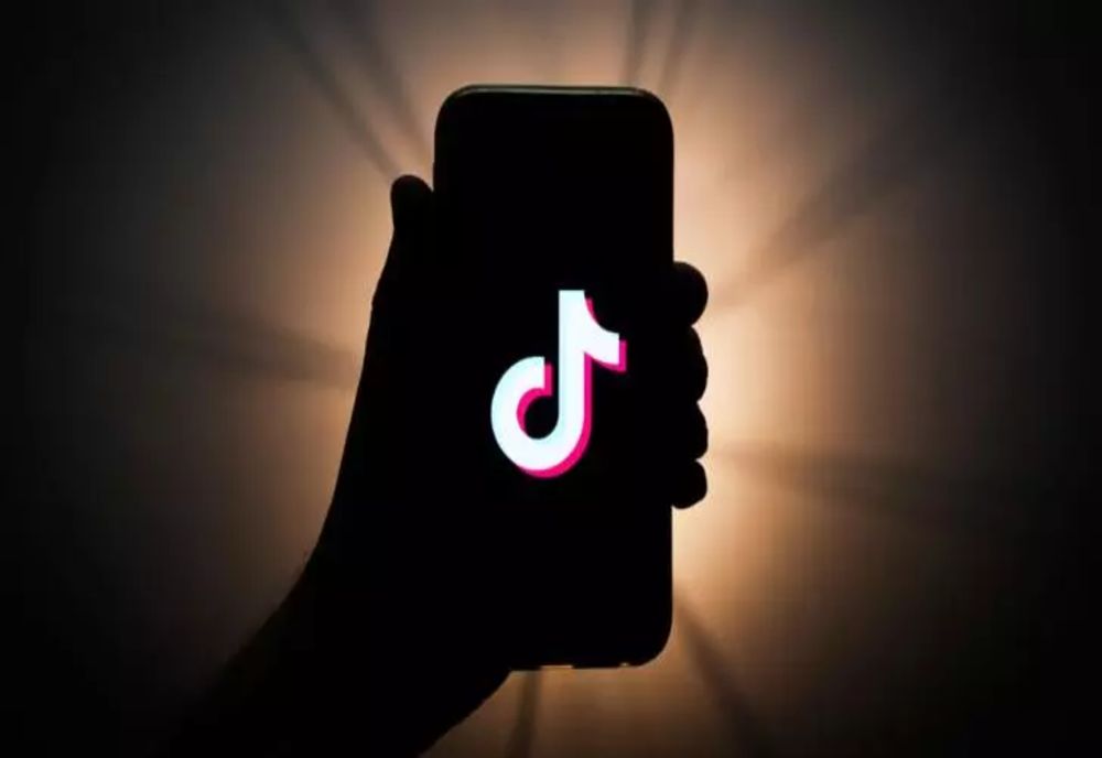 TikTok-ul interzis și pe telefoanele din România. Care sunt principalele riscuri