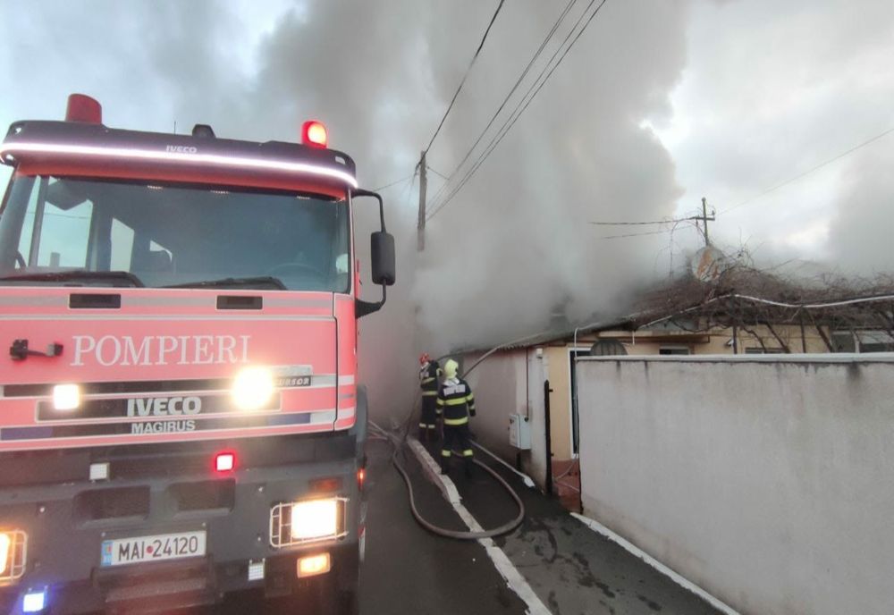 FOTO Incendiu violent în Valu lui Traian. Casă cuprinsă de flăcări