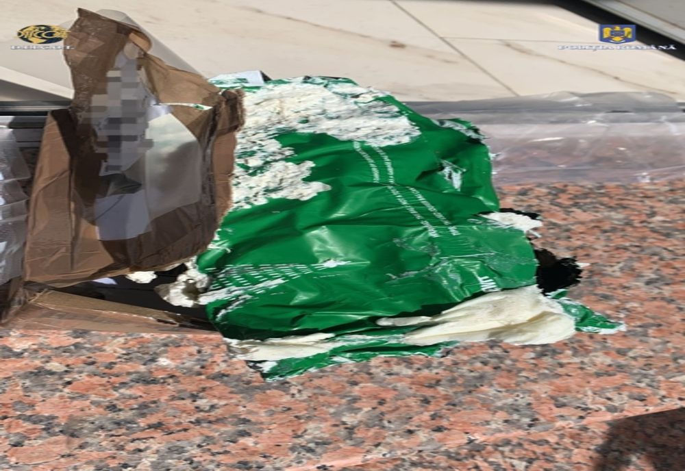 FOTO VIDEO Doguri trimise prin curier din Spania în România. Ce au pățit trei persoane când au mers să le ridice