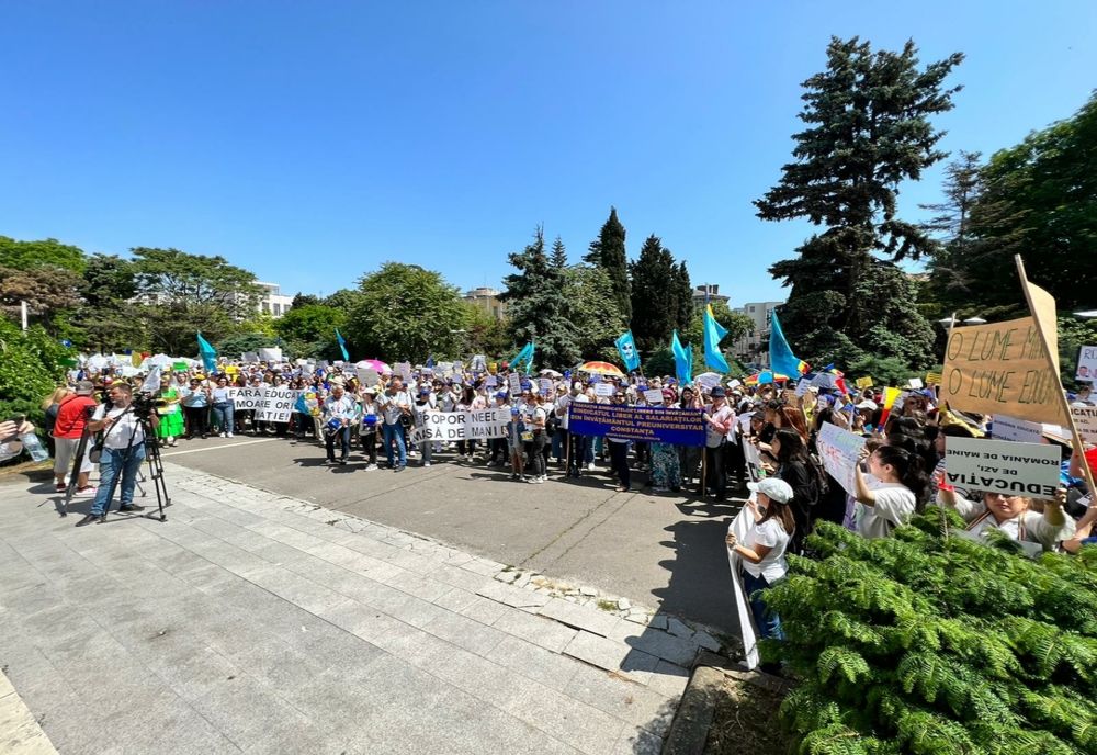 VIDEO „O lume minunată". La Constanța profesorii protestează în fața Prefecturii