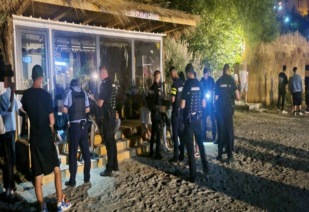 Terasă de pe plajă amendată și închisă. Ce au descoperit polițiștii