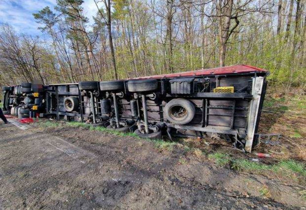 Impact violent între un TIR și un tractor la Tortomanu. O victimă