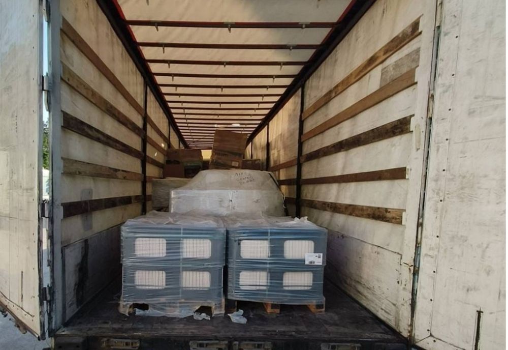 VIDEO 19 migranți depistați ascunși în remorca unui autocamion la PTF Negru Vodă