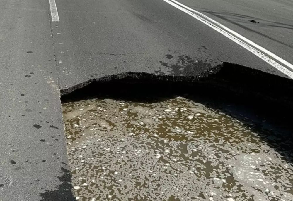 O PORȚIUNE DIN DJ 226 S-A SURPAT. TRAFIC DEVIAT ÎNTRE NĂVODARI ȘI LUMINA 