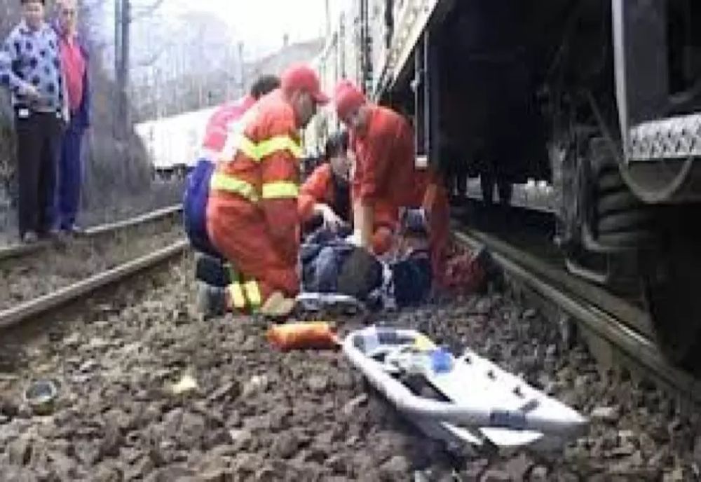 TRAGEDIE ÎN GARA MEDGIDIA: COPIL DE 10 ANI, ELECTROCUTAT DUPĂ CE A CĂZUT DE PE UN VAGON