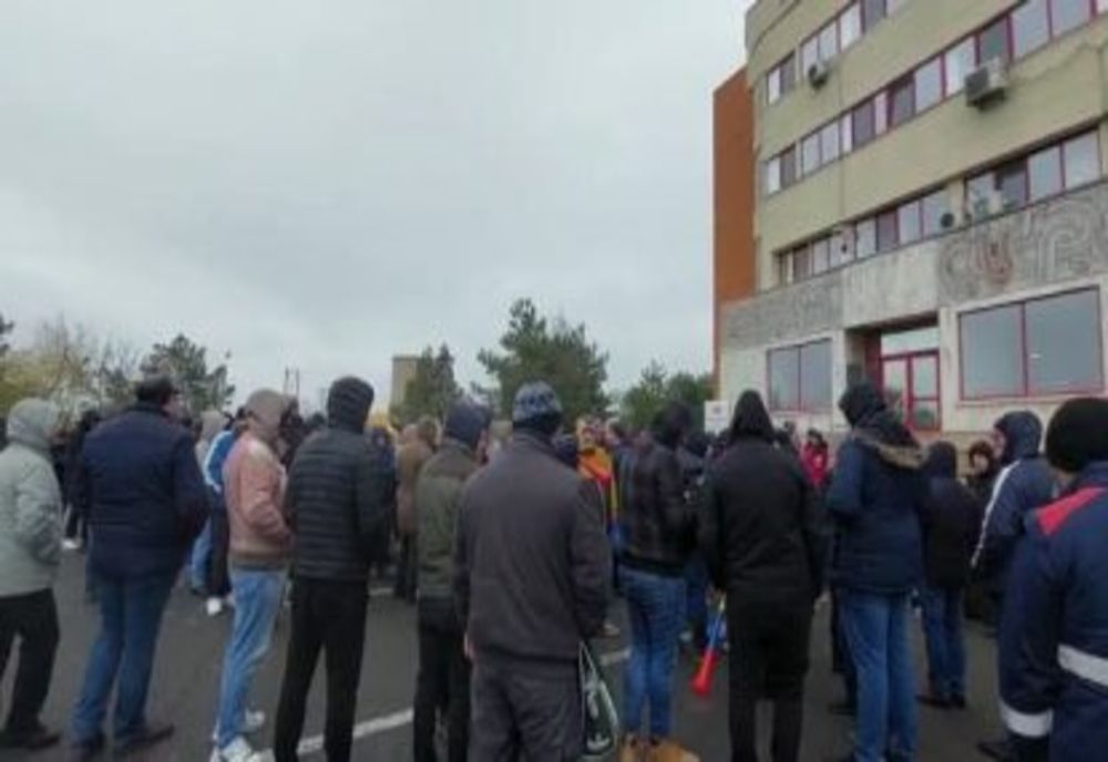 Protest la rafinăria Petromidia. Zeci de angajați își strigă nemulțumirile