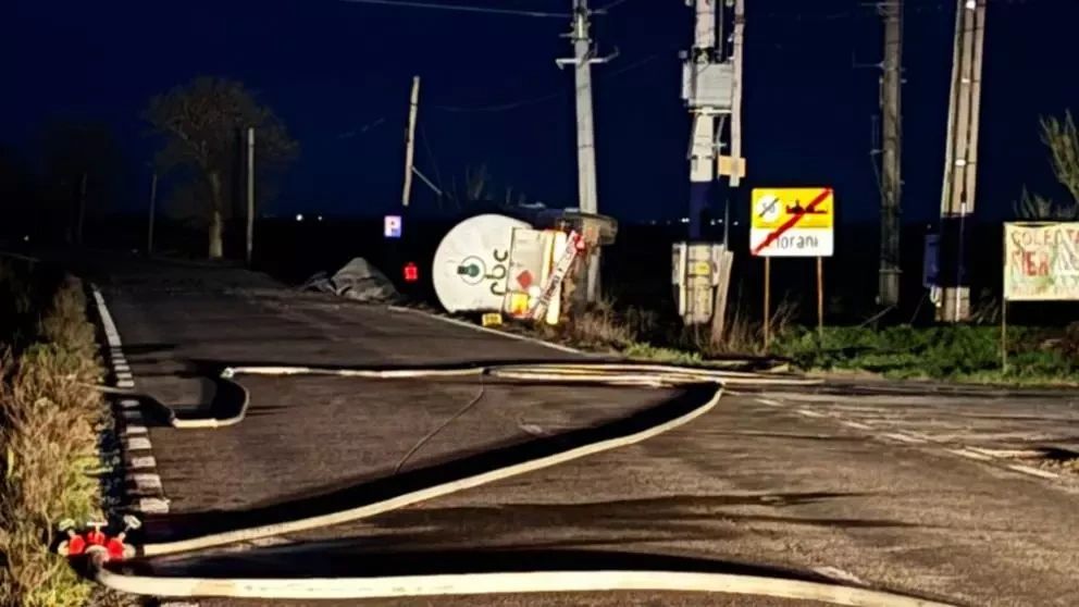 Alertă în Prahova: o cisternă cu GPL s-a răsturnat după ce a lovit un stâlp, pe DN1D