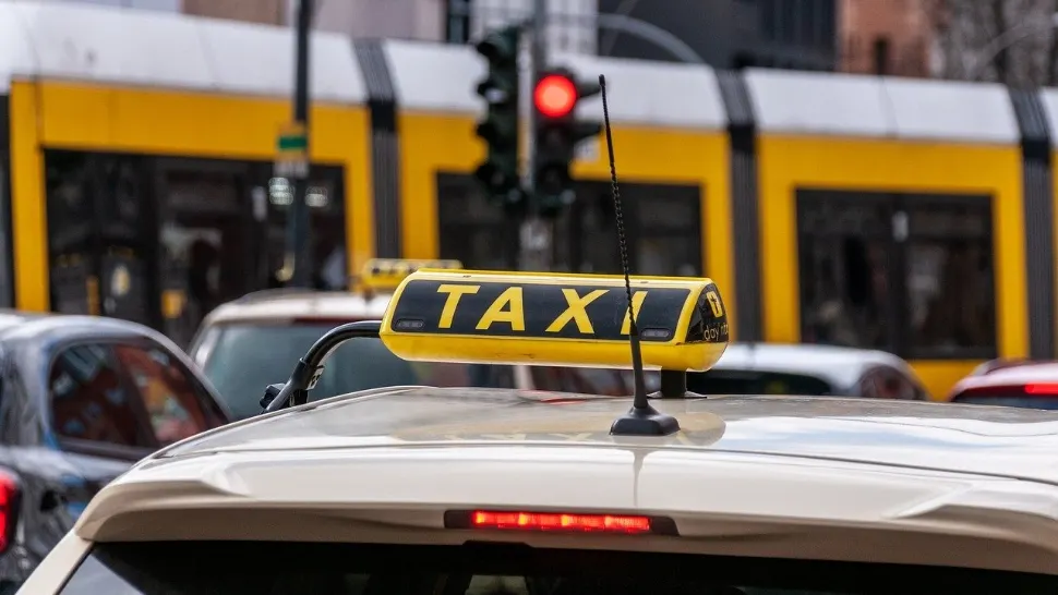 Constanța pregătește noi reguli pentru taximetriști: tarif maximal de 7,48 lei/km, ținută obligatorie și amenzi de până la 5.000 de lei