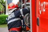 Incendiu puternic într-un bloc din Constanța! Zece locatari s-au autoevacuat, iar un bărbat a fost transportat la spital