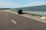Un autoturism s-a răsturnat și a luat foc pe A2