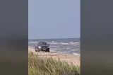 Șofer amendat după ce a intrat cu mașina pe plaja din Vadu. Imaginile cu autoturismul printre turiști au devenit virale