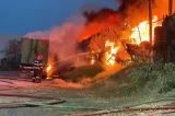 Incendiul de la depozitul de uleiuri din Constanţa a fost stins. Pompierii sunt încă la faţa locului pentru a îndepărta efectele
