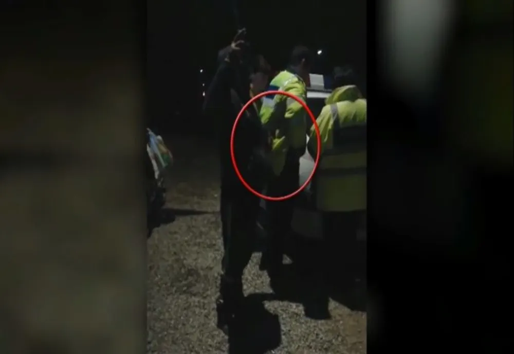 Tupeu incredibil al unui prahovean: i-a furat unui polițist țigările din buzunar!!