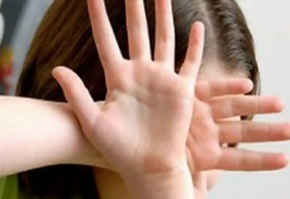Fetiţa de 5 ani, bătută de mama sa, preluată de DGASPC Neamţ