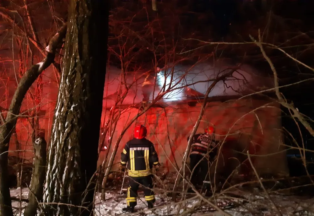 FOTO| Bărbat salvat în ultima clipă dintr-o casă în flăcări