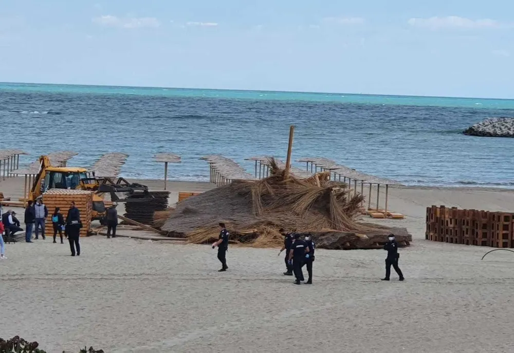 Operatori de plajă de pe litoral, amenzi record pentru construcții ilegale